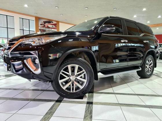 TOYOTA HILUX SW4 2.8 SRX 4X4 7 LUGARES 16V TURBO INTERCOOLER DIESEL 4P AUTOMÁTICO TOYOTA HILUX SW4 2.8 SRX 4X4 7 LUGARES 16V TURBO INTERCOOLER DIESEL 4P AUTOMÁTICO